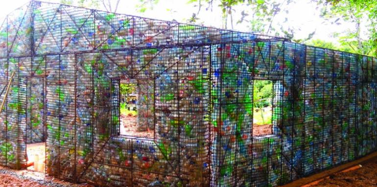 Construyen la primera aldea con botellas de plástico